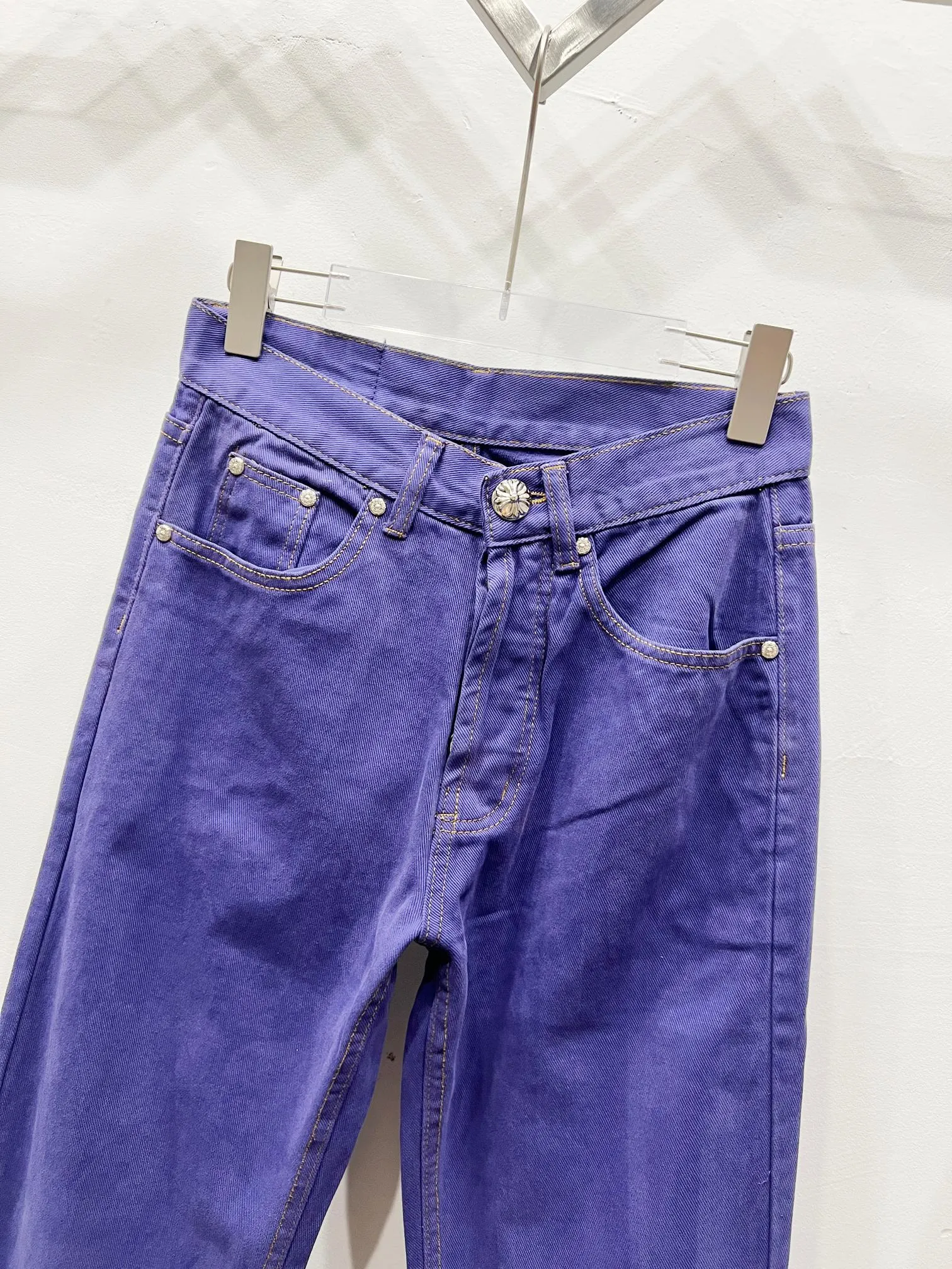 P220 Style No.: (c050) Women's Purple Pants Chrome Hearts CH Chrome's latest purple exudes uninhibited personality and unique charm. Every wear and tear is carefully designed to present a unique artistic feel. Made of imported denim fabric, which has undergone heavy industrial washing and destruction treatment, the trousers show a super cool effect on the upper body, allowing you to dominate the fashion stage.  This is more than just a pair of jeans, it is an expression of attitude. With its unique design concept and ultimate pursuit of details, Croxin breaks traditional boundaries and defines the jeans trend in the new era. The trousers are made of double-layer woven fabric and matched with customized hardware, showing an incomparably beautiful and unique style, making every wearer the focus of fashion. Imported denim fabric, super heavy-duty washed and damaged, the upper body is super cool! Customized hardware, incomparably beautiful style, difficult to make, full of high street feel Color: Purple Size: S M L XL (women's pants 26, 28, 30, 32)